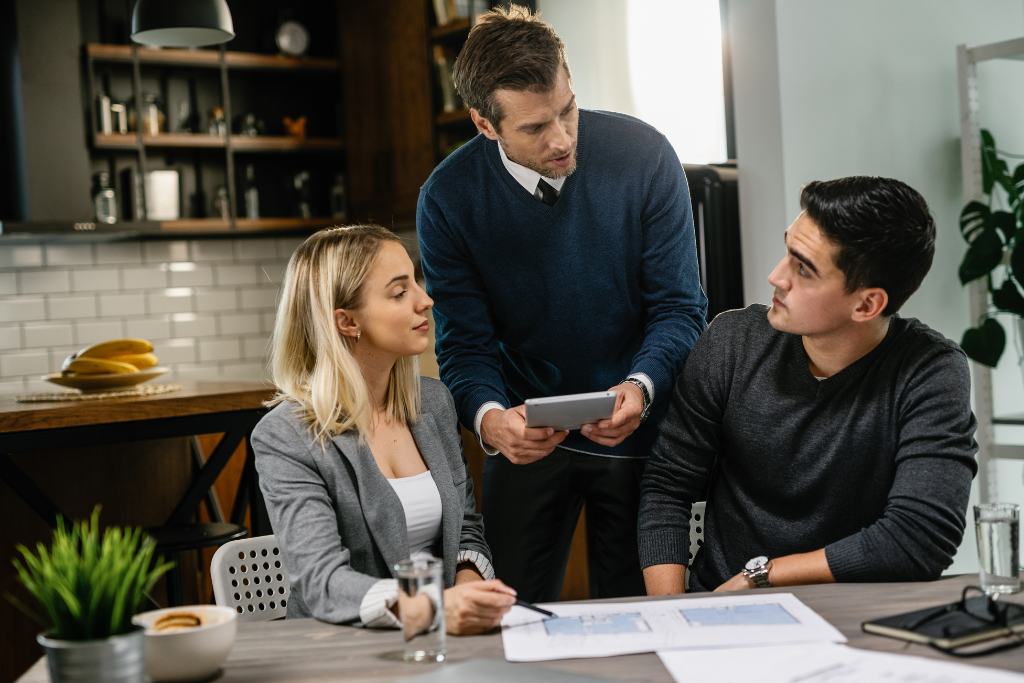 Mortgage broker in Texas helping home-buyers